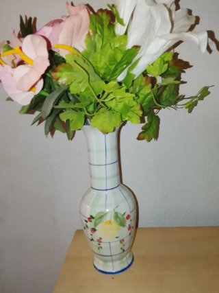Florero de cerámica con flores artificiales
