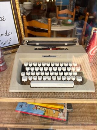 Máquina de escribir Olivetti Lettera