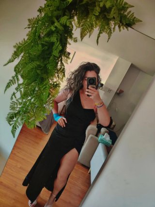 Vestido negro largo con abertura, se ajusta genial