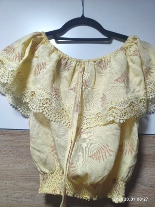 Blusa amarilla con encaje y volantes