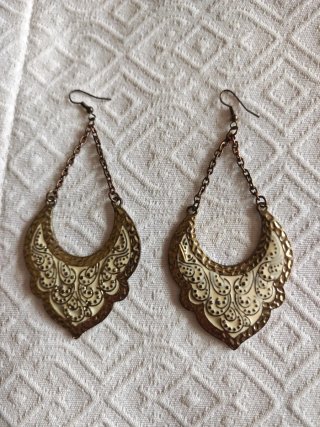 Pendientes antiguos dorado envejecido y crema