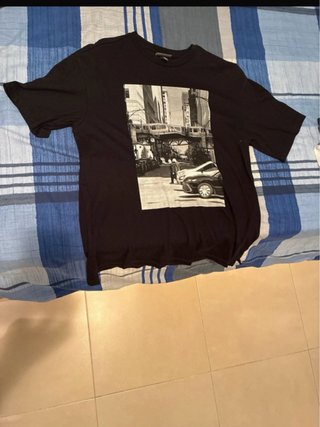 Camiseta Negra H&M con Estampado Urbano