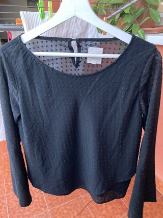 Blusa Negra de Manga Larga con Topos