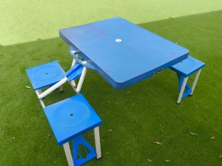 Mesa Plegable con 4 Sillas Tipo Maletín