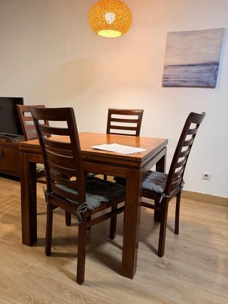 Mesa de Comedor de Madera con 4 Sillas