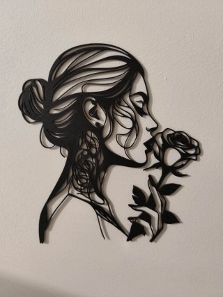 Decorazione da parete donna con rosa