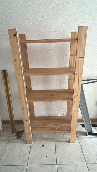 Estantería pequeña de madera