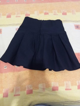 Falda corta plisada negra