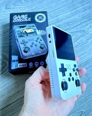 Consola Retro Portátil R36S Blanca 64GB