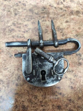 Candado antiguo de barra con llave y argollas