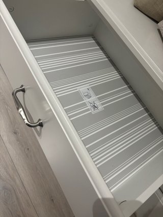 Cómoda blanca de madera