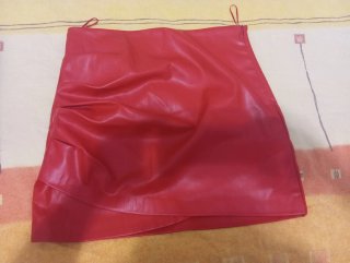 Falda roja efecto piel
