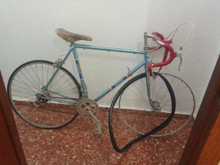 Bicicleta de carretera azul