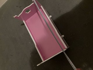 Cama de madera para muñecas