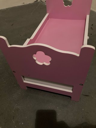 Cama de madera para muñecas