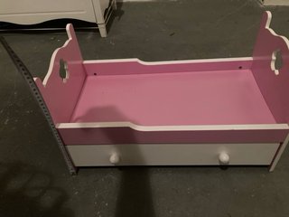 Cama de madera para muñecas