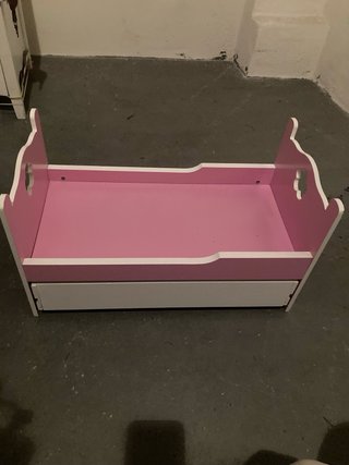 Cama de madera para muñecas