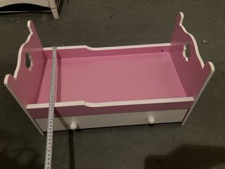 Cama de madera para muñecas