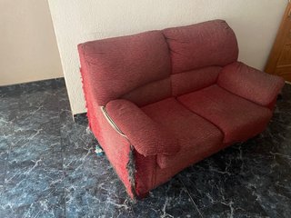 Sofá de dos plazas rojo