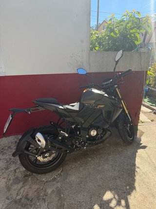 Moto Naked Negra 2026
