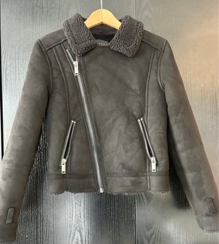 Cazadora negra con cuello de borreguito talla S