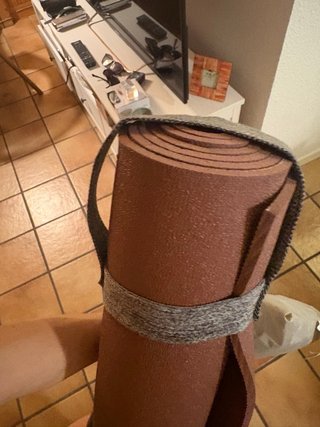 Esterilla de yoga con correa y bolsa.