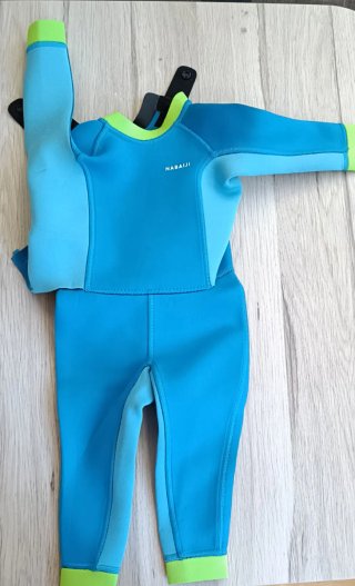 Traje de neopreno de bebé.