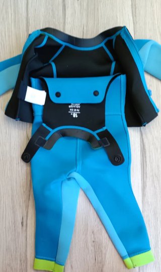 Traje de neopreno de bebé.