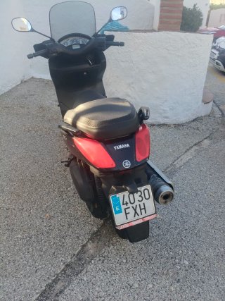 Yamaha XMAX Negra ,muy cuidada,ITV agosto 2027