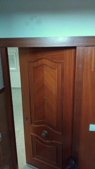Puerta de madera maciza