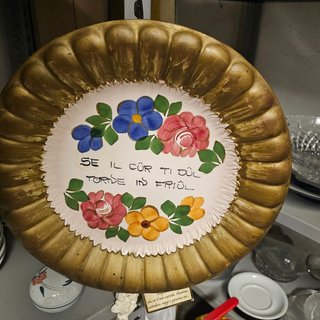 Piatto decorato in ceramica con fiori
