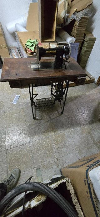 Máquina de coser antigua Mundlos