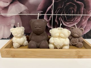 Orsetto decorativo bianco con rose
