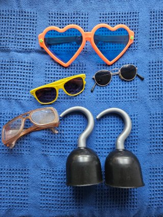 Disfraces: Faldas árabes. Garfio. Gafas