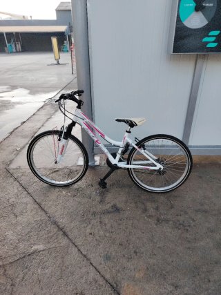 Bicicleta niña blanca y rosa