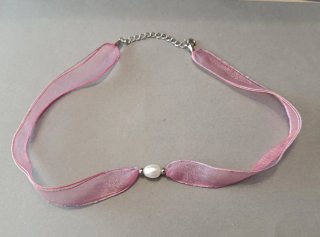Gargantilla de cinta rosa con perla