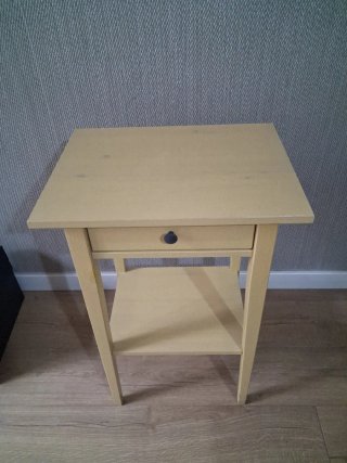 Mesita auxiliar amarilla de madera