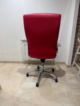 Silla de oficina roja y plateada