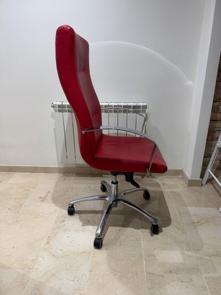 Silla de oficina roja y plateada