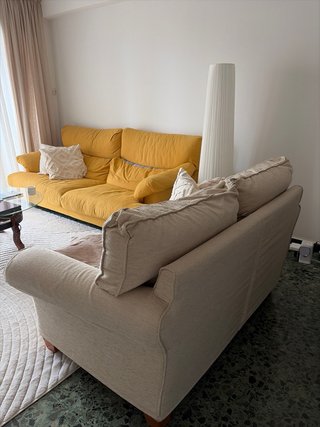 Sofá beige de tela y madera