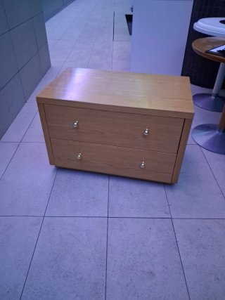 Cómoda de madera con ruedas
