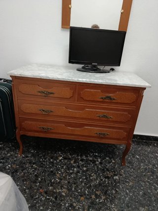 Cómoda de madera con tapa de mármol