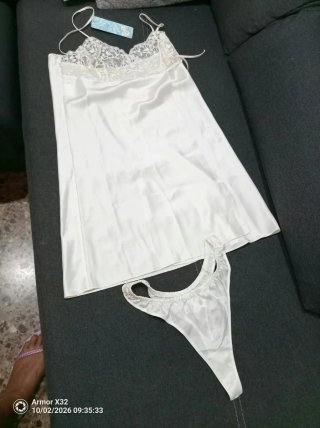 Camisón de raso con encaje