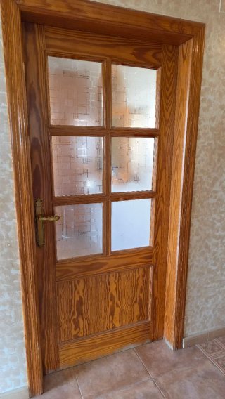 Puerta madera pino maciza con cristal