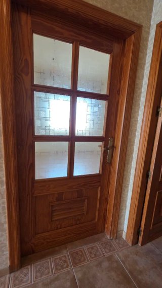 Puerta madera pino maciza con cristal