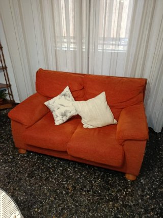 Sofá naranja de tela