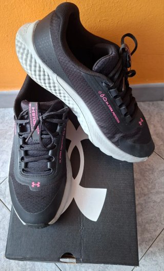 Scarpe sportive Under Armour nere e rosa