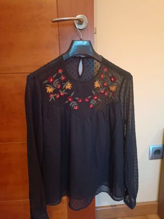 Camisa de gasa negra con bordados