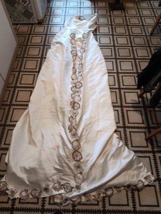 Traje de novia blanco con detalles florales