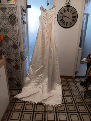 Traje de novia blanco con detalles florales
